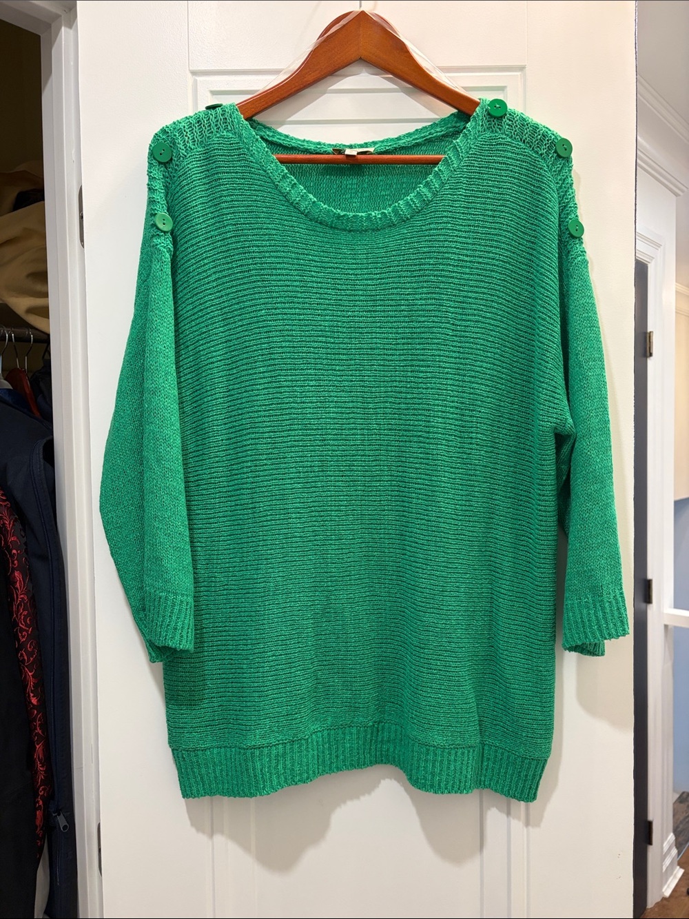 Womenโs Crewneck Green Button-Shoulder Knit Sweater